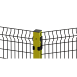 Schutzzaun mit schwarz pulverbeschichtetem Gitter und gelbem quadratischem Pfosten mit schwarzen Halterungen, der eine Ecke mit verstellbarem Winkel zeigt.