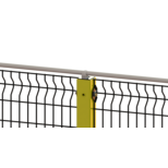 Nahaufnahme eines Zaunfelds aus Punktschweißgitter mit 4mm Drahtstärke und stabilisierendem gelben Pfosten mit verstellbarer Schraube und Kabelführung