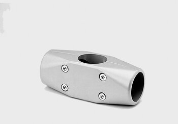 Silberner Kreuz-Verbinder mit zwei Rohröffnungen und vier Schrauben auf weißem Hintergrund