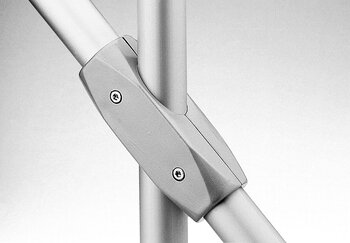 Metallener Kreuz-Verbinder verbindet drei Rohre in Winkeln von 45° und 135°, zweischalige Ausführung mit Schrauben