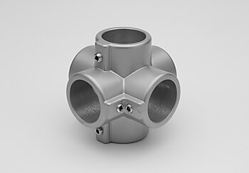 Sechsfacher, einlagiger Kreuz-Verbinder aus Metall mit sichtbaren Schrauben zur Rohrbefestigung