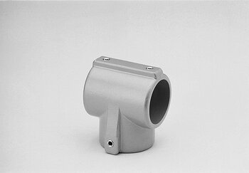 Ein einlagiger T-Verbinder aus Metall zur Rohrverbindung mit drei sichtbaren Schrauben