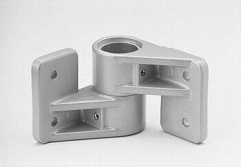 Ein metallisches Bauteil zur Wandlager-Eckbefestigung mit zwei Befestigungsflanschen und einem zylindrischen Rohranschluss in der Mitte