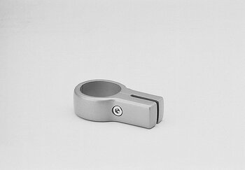 Silberner, zweischaliger Glashalter aus Metall mit runder Öffnung und Schlitz, stehend auf heller Oberfläche