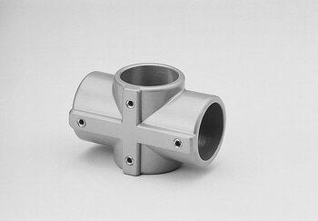 Metallener Kreuz-Verbinder mit vier rechtwinklig angeordneten Anschlüssen und Schrauben