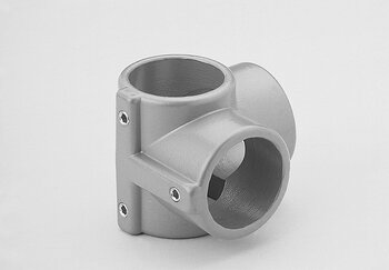 Grauer Metall-Eck-Verbinder mit drei offenen zylindrischen Rohraufnahmen in 90-Grad-Anordnung, mit sichtbaren Schrauben