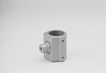 Einzelner einlagiger Rohrhalter aus Metall mit seitlichem Gewindeanschluss und zwei Schraubenlöchern